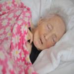 بالفيديو: كاميرا مراقبة تفضح تصرّفات مركز الرعاية ... مشاهد صادمة